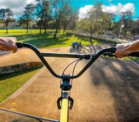 Ciclista pedalando em ciclovia de João Pessoa