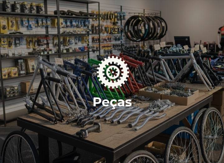 Peças e componentes de bicicleta na oficina da Center Bike
