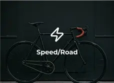 Bicicleta speed encostada em parede escura